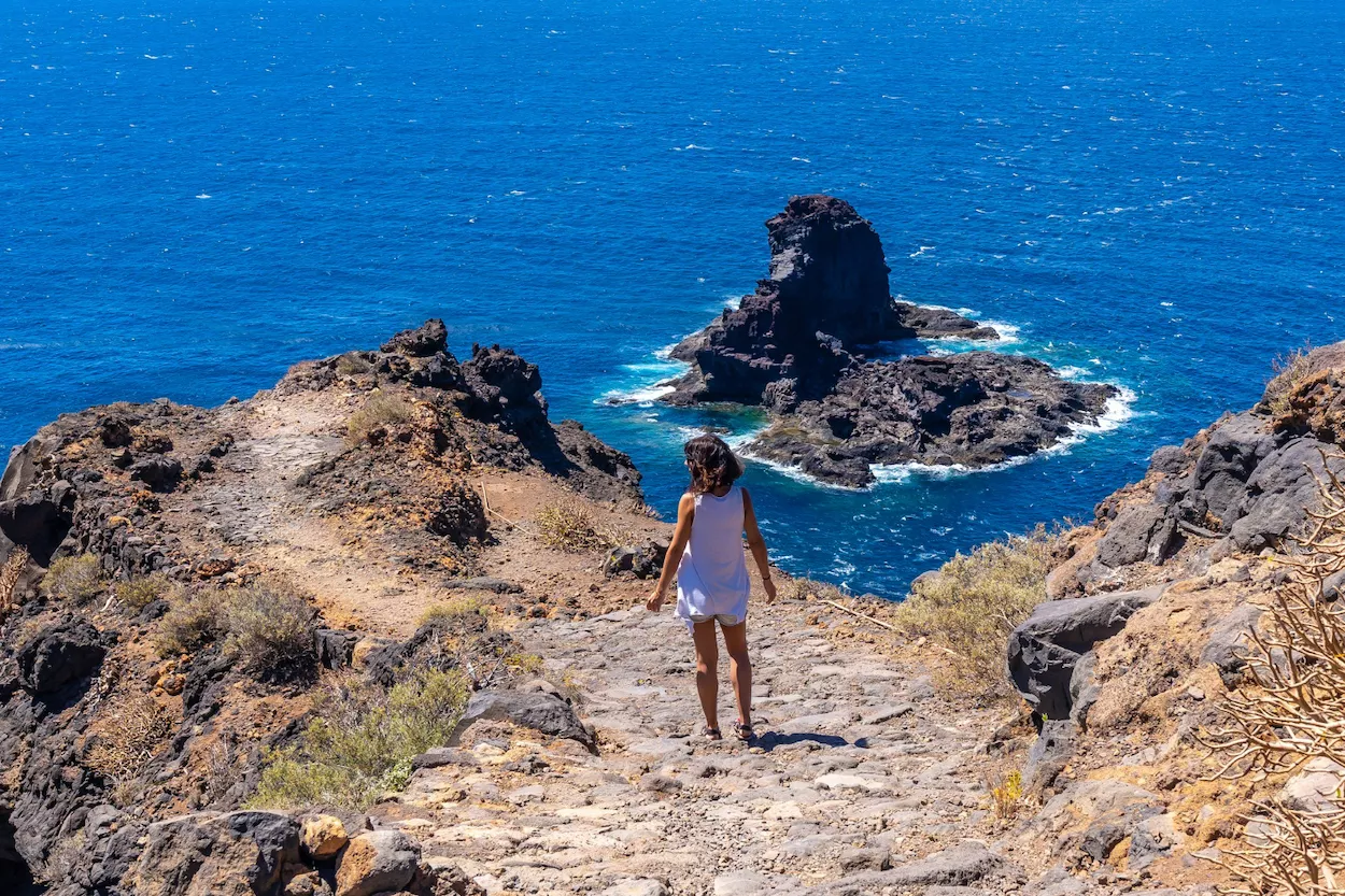 Turista frente al mar en Canarias / FREEPIK