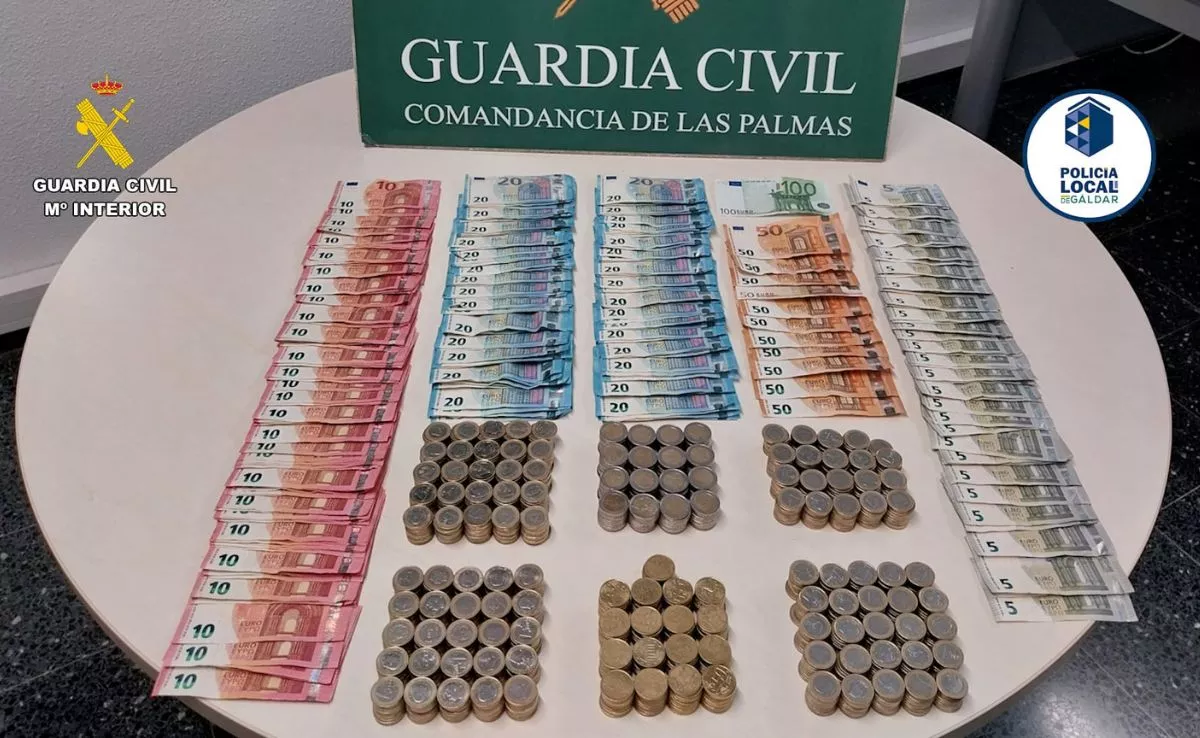 Dinero incautado en el operativo. /Cedida