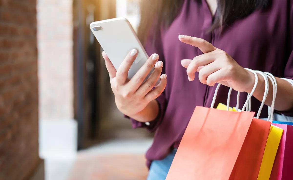 Imagen de una persona de compras / CANVA