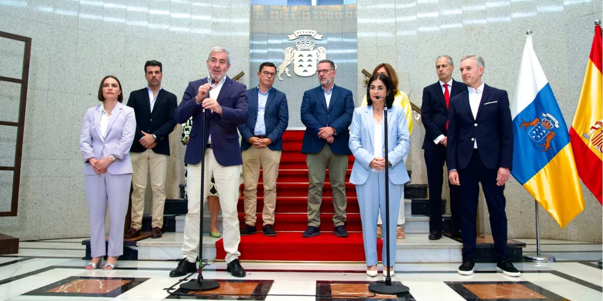 Foto de familia del presidente Clavijo y la alcaldesa Darias  AYUNTAMIENTO DE LAS PALMAS DE GRAN CANARIA (1)