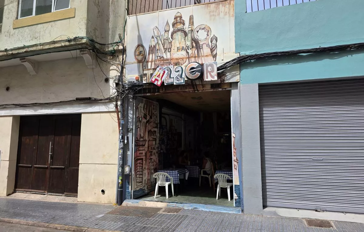 Entrada al Taller de la Isleta, en la calle Anzofé. AH
