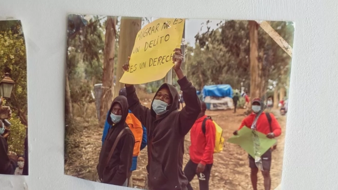 Una fotografía de migrantes protestando en El Taller. AH
