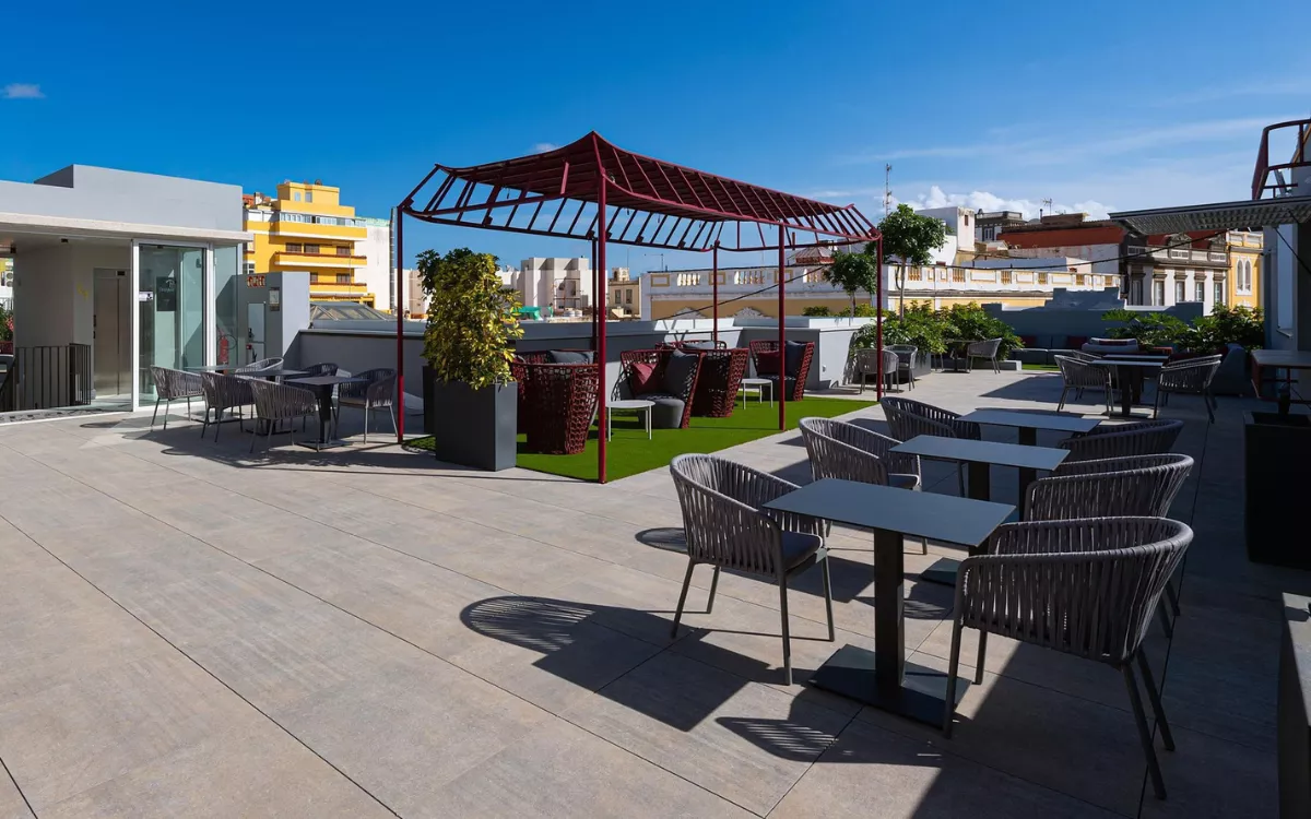 El Ayuntamiento prohíbe al Hotel Cordial Malteses celebrar eventos con música en su azotea. / AH