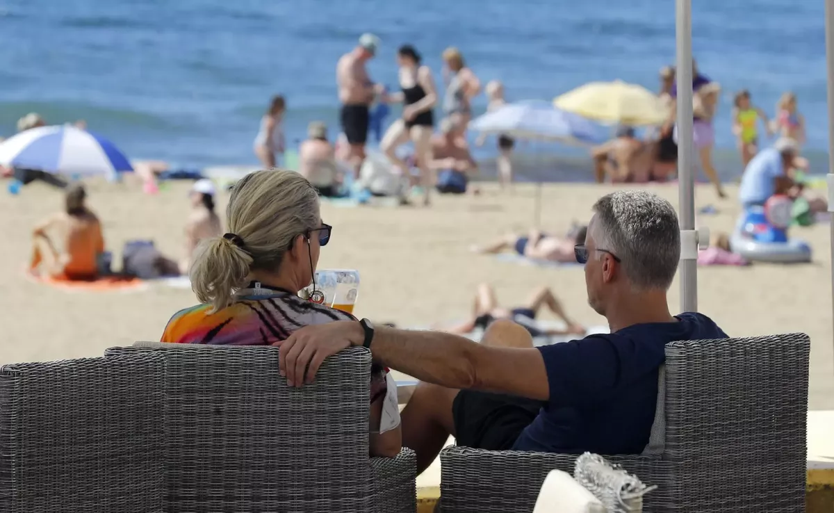 Imagen de unos turistas en una playa de Canarias / EFE