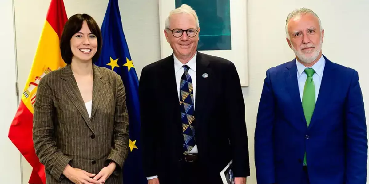 La ministra de Ciencia, Innovación y Universidades, Diana Morant, el director ejecutivo del TMT International Observatory (TIO), Robert Kirshner y el ministro Torres  GOBIERNO DE ESPAÑA