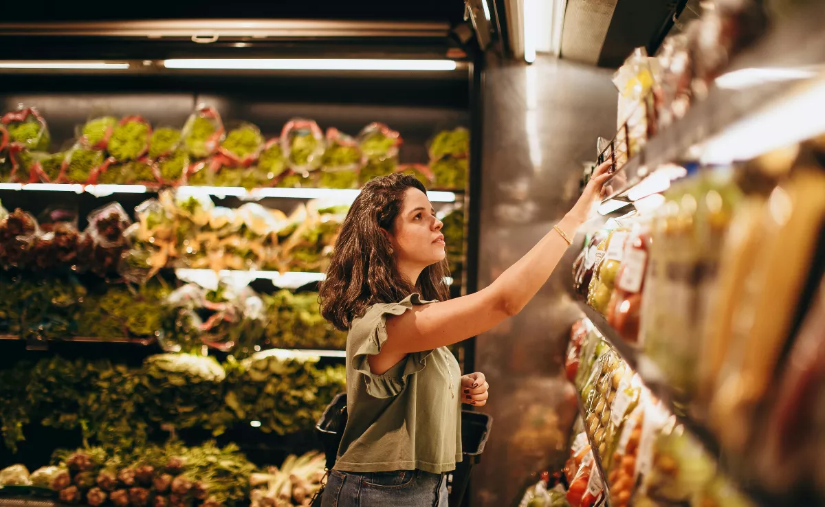 Imagen de una persona haciendo la compra / CANVA