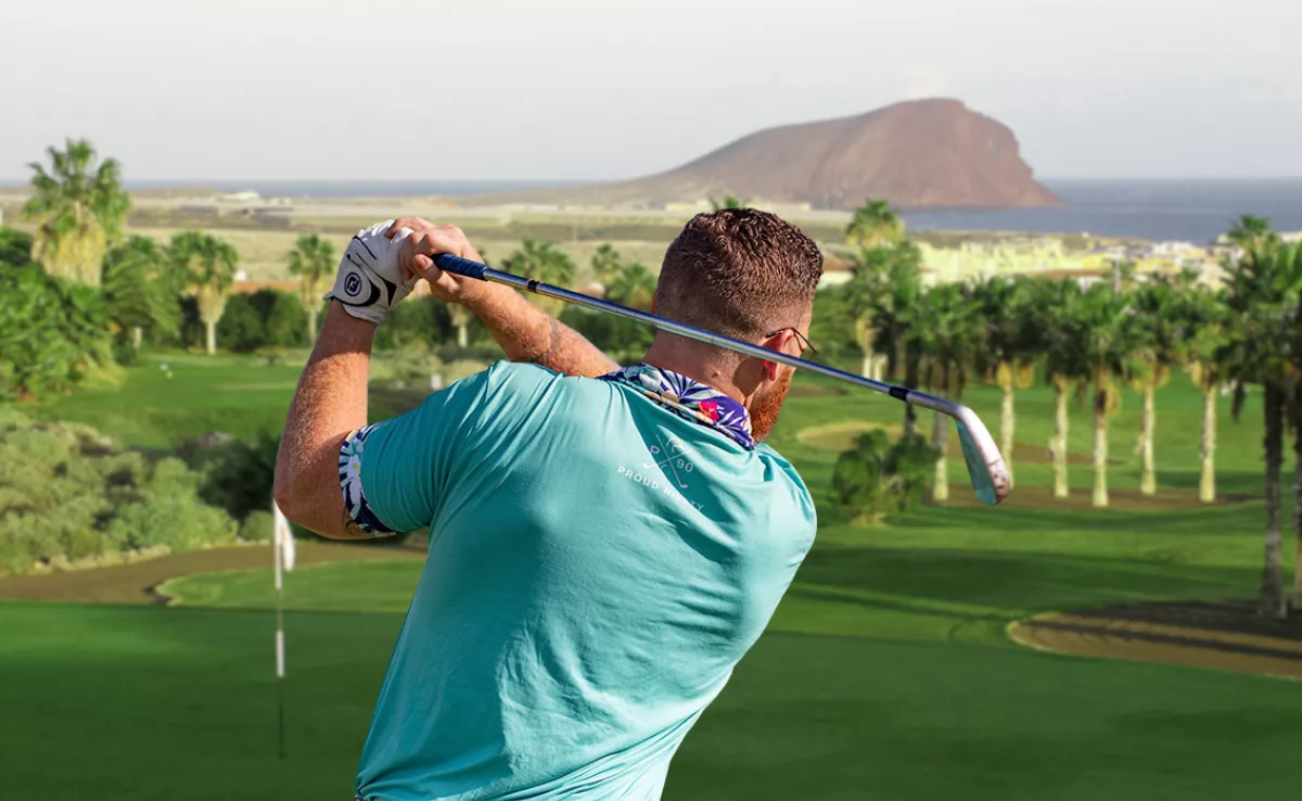 Un golfista en el Golf del Sur, en San Miguel de Abona (Tenerife)./ MONTAJE AH