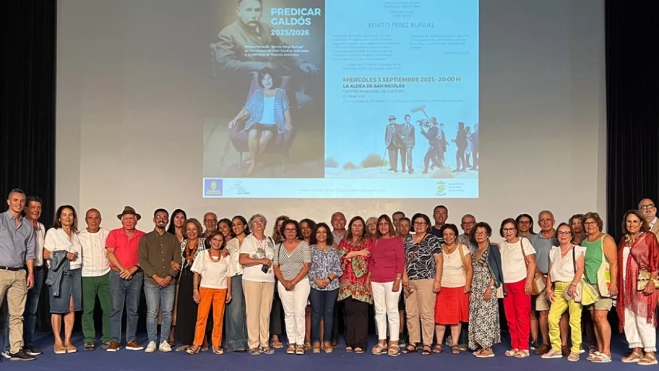 Foto de familia junto al público que acudió a ver la proyección en La AldeaCEDIDA Foto de familia junto al público que acudió a ver la proyección en La AldeaCEDIDA