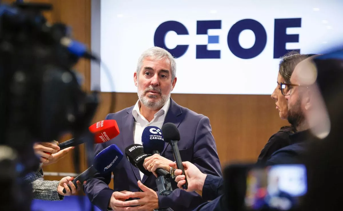  El presidente de Canarias, Fernando Clavijo, atiende a los medios en la sede de la CEOE antes de su participación en el foro 'África, inversión en talento y desarrollo'. /EFE 