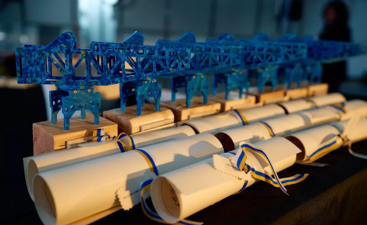 Los premios Puertos de Las Palmas, preparados para su entrega, en esta edición con formas de grúa. / AH