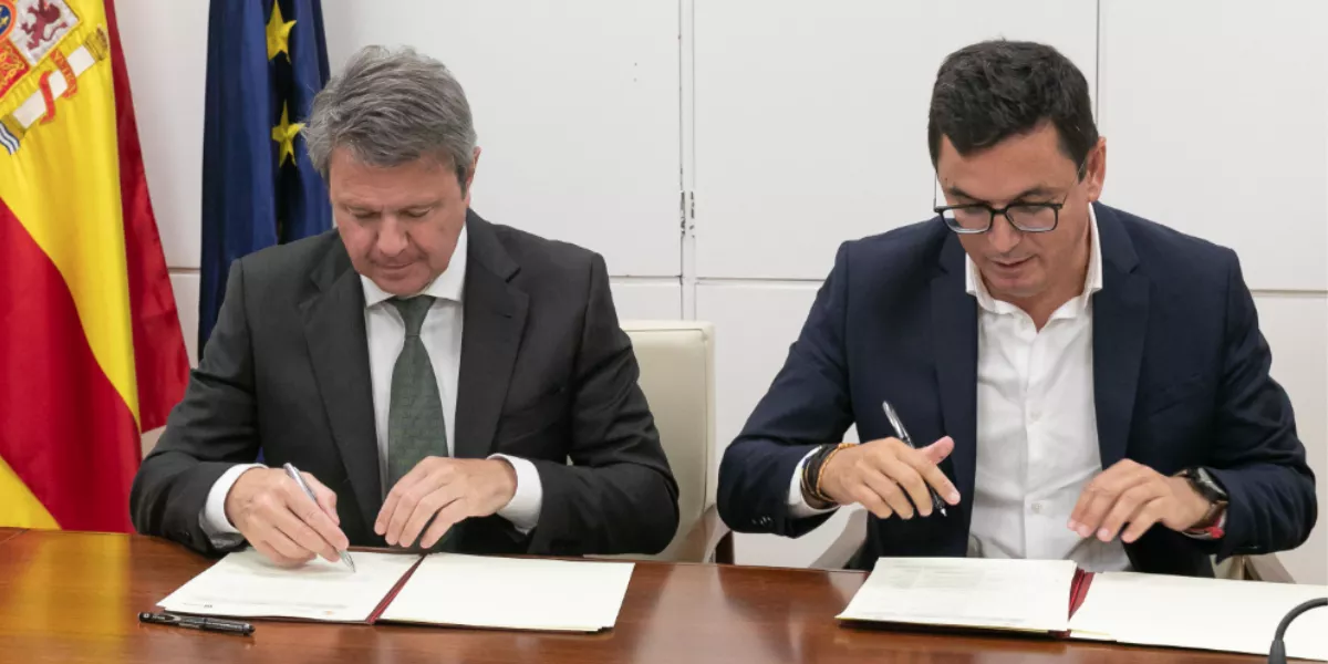 El secretario de Estado de Transportes, José Antonio Santano y Pablo Rodríguez en la firma de la adenda al Convenio de Carreteras   GOBIERNO DE ESPAÑA