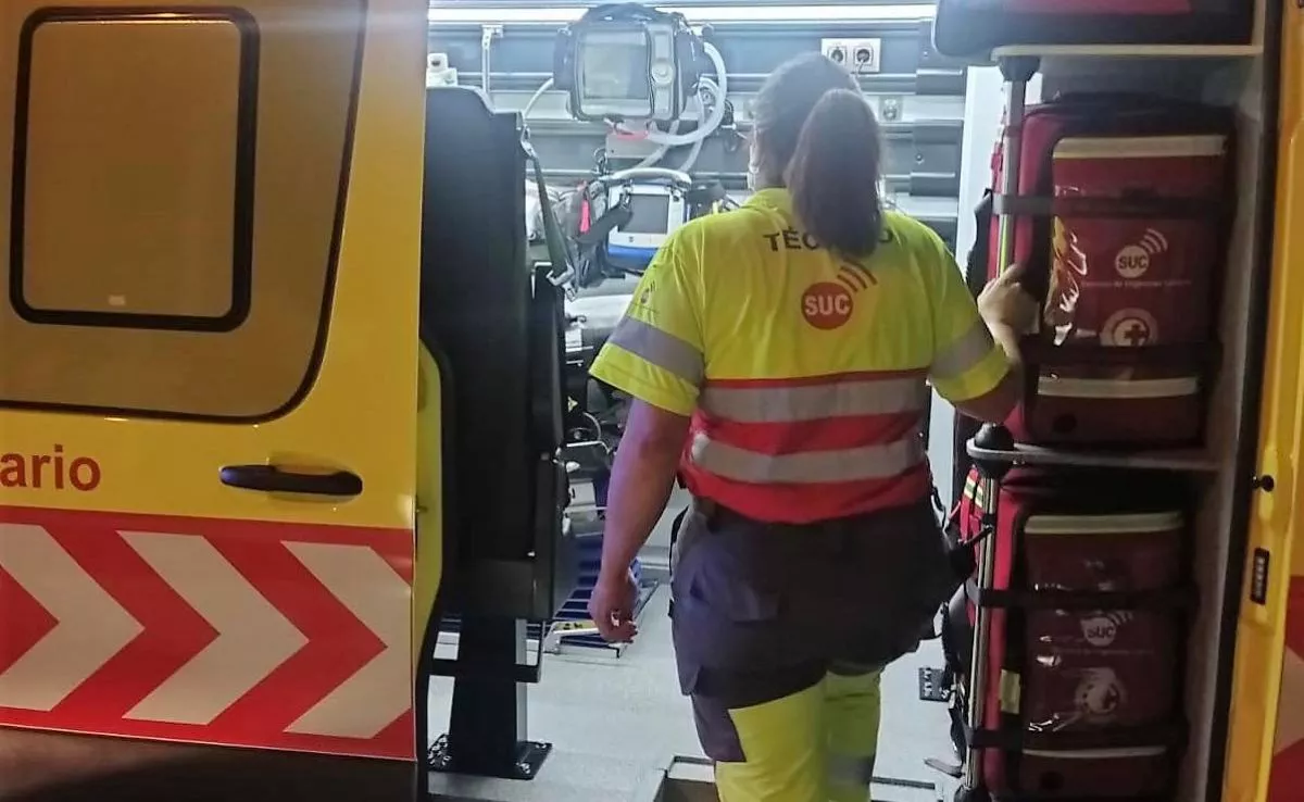 Técnico de ambulancia medicalizada del Servicio de Urgencias Canario, que sólo pudo confirmar la muerte del motorista. / Archivo