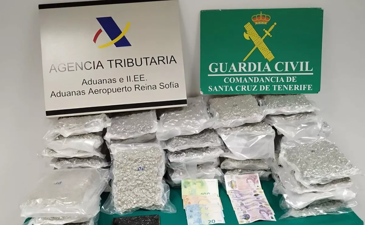 Más de 21 kilos de cogollos de marihuana encontrados en el equipaje de un hombre que volaba desde Bruselas. /Cedida