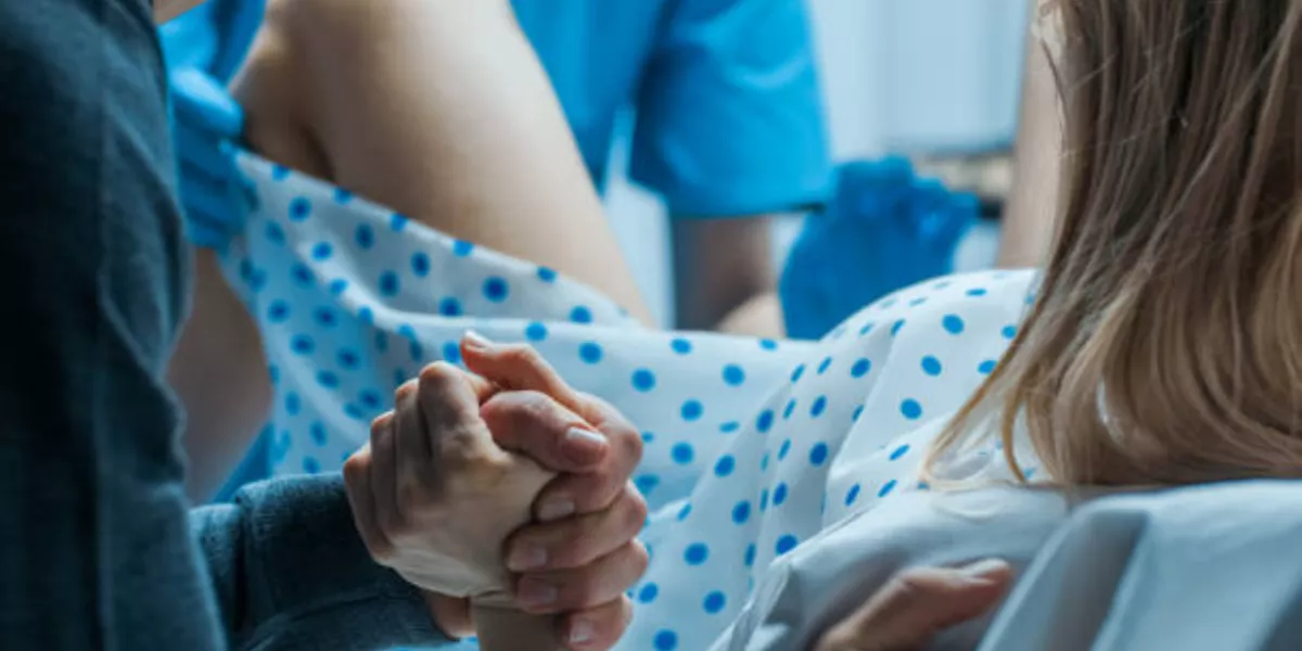 Imagen de una madre dando a luz / PEXELS