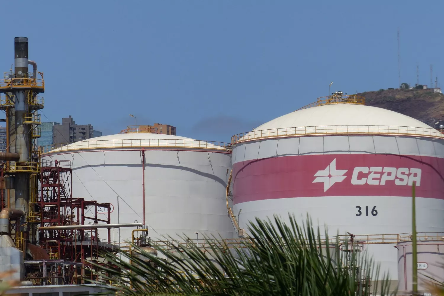 Tanques de petróleo de Moeve (antigua Cepsa) en la Refinería de Santa Cruz de Tenerife./ ARCHIVO