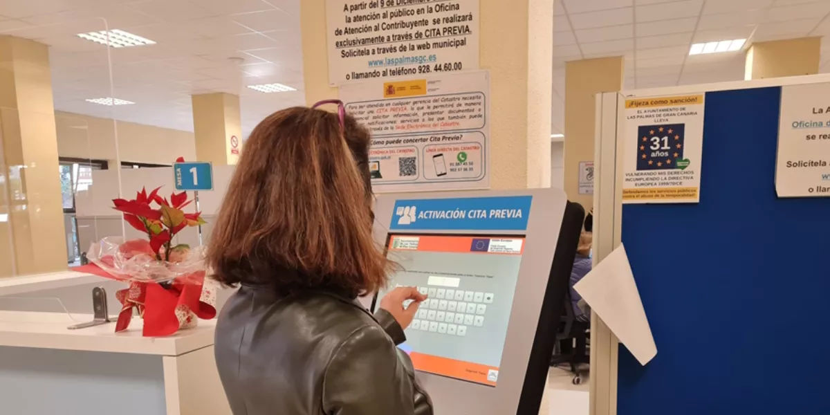 Imagen de una persona solicitando un trámite en las oficinas municipales de Las Palmas / AYUNTAMIENTO DE LAS PALMAS DE GRAN CANARIA