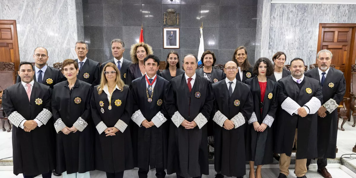 Los presidentes del Tribunal Superior de Justicia de Canarias, Juan Luis Lorenzo (primera fila, 4i), y la Audiencia de Las Palmas, Miguel Ángel Parramón (primera fila, 3d) / EFE - QUIQUE CURBELO
