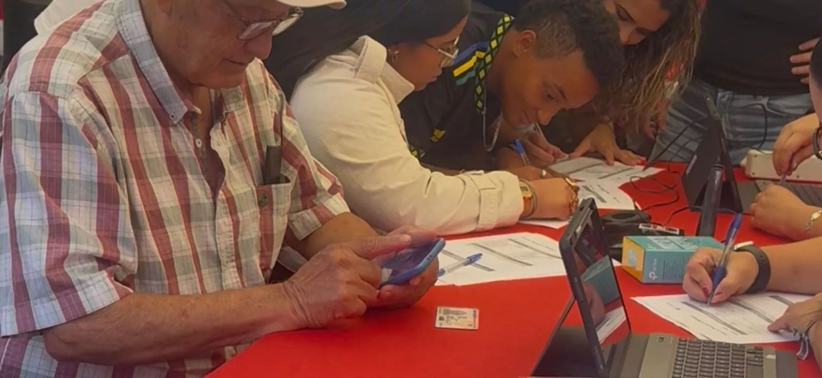 Imagen de vecinos de Garachico durante el simulacro en el Muelle Viejo. / ALBA MARICHAL - ATLÁNTICO HOY