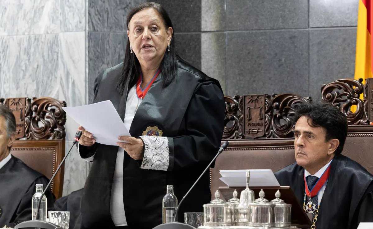 Fiscalía alerta de los fallos en las pulseras de los maltratadores y los quebrantamientos de condena. En la imagen, la fiscal Superior de Canarias, María Farnés, junto al presidente del TSJC, Juan Luis Lorenzo. / EFE / Quique Curbelo