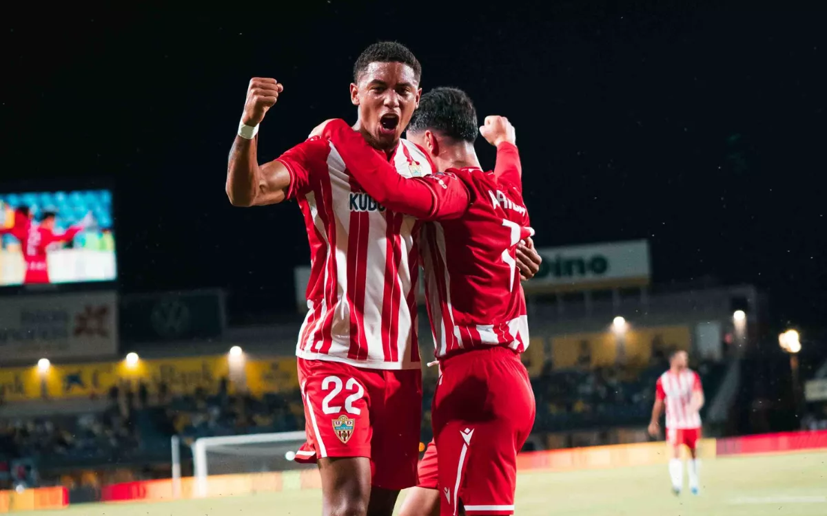 La euforia confunde a la UD Las Palmas. En la imagen, los jugadores del Almería celebran el 0-1. / UD ALMERÍA