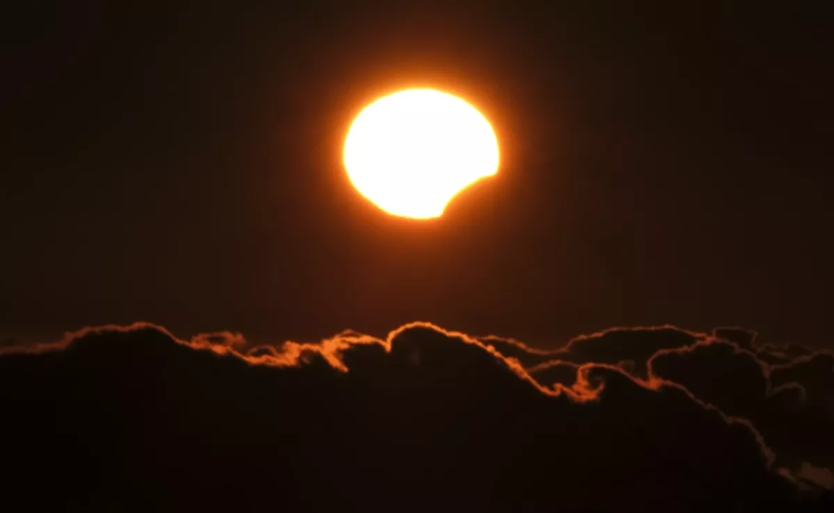 Imagen del inicio de un eclipse solar. / EFE