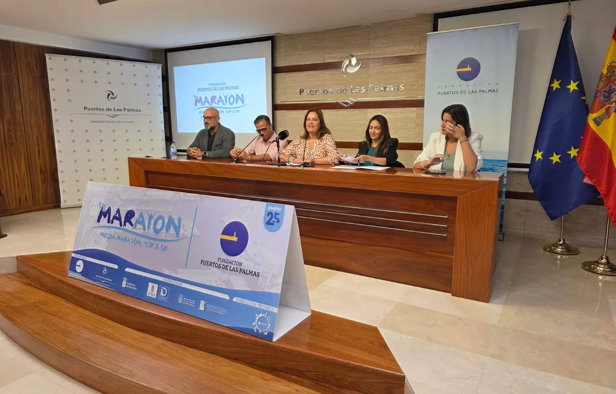 Beatriz Calzada, Betsabé Morales, Carla Campoamor, Aridany Romero y Ángel Sabroso, durante la presentación de la Media Maratón Fundación Puertos de Las Palmas en la sede de la Autoridad Portuaria. ALBERTO LEY AH