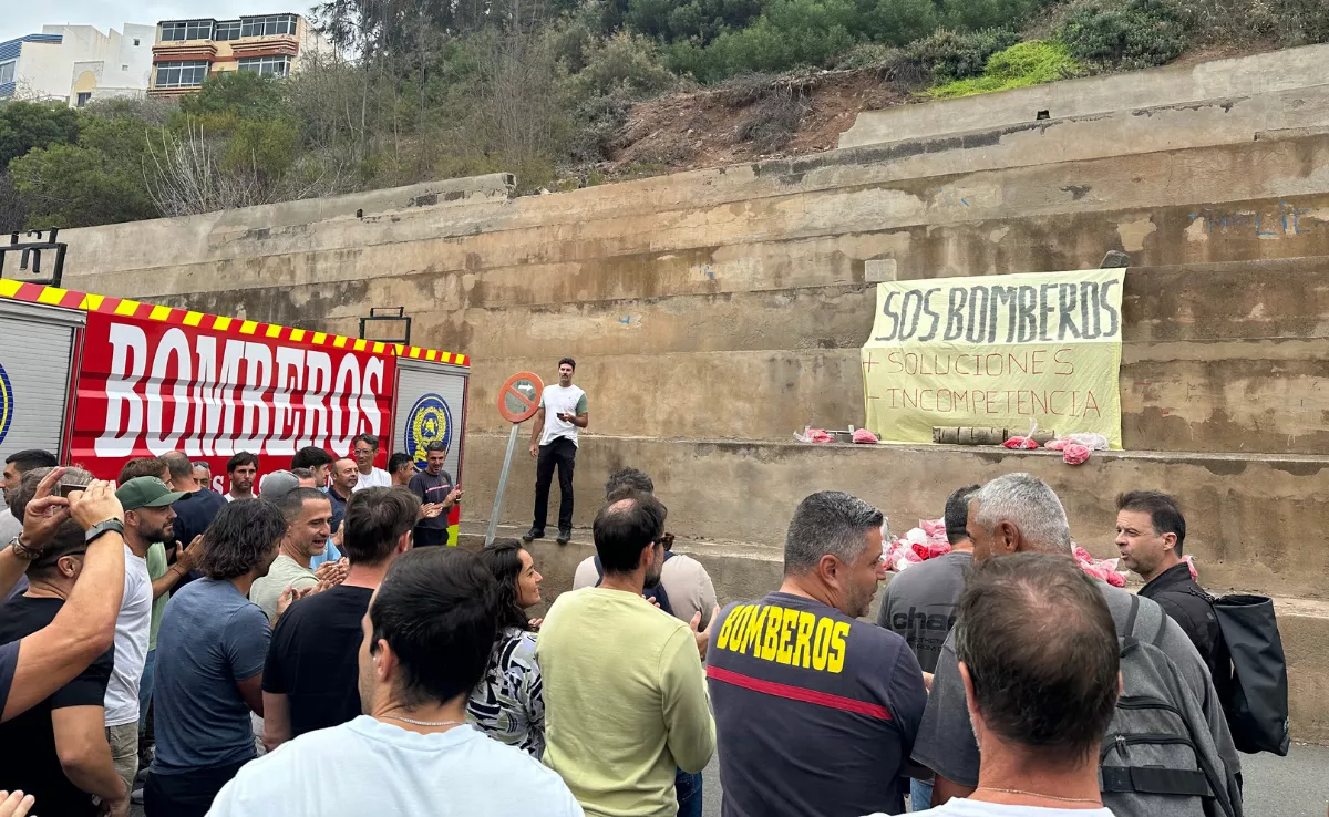 Concentración de bomberos en el parque de Miller Bajo / AH