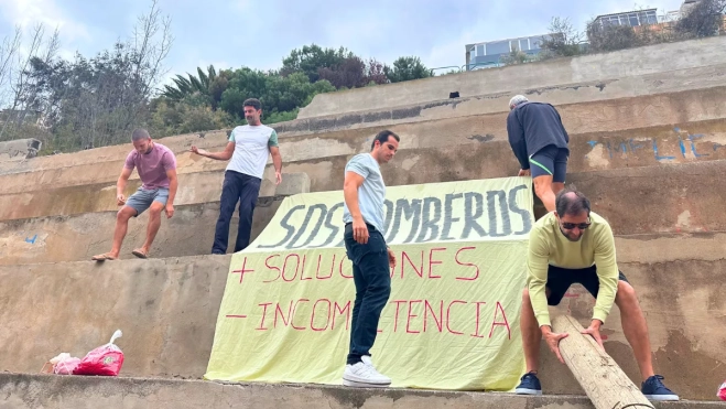 Concentración de bomberos en el parque de Miller Bajo / AH