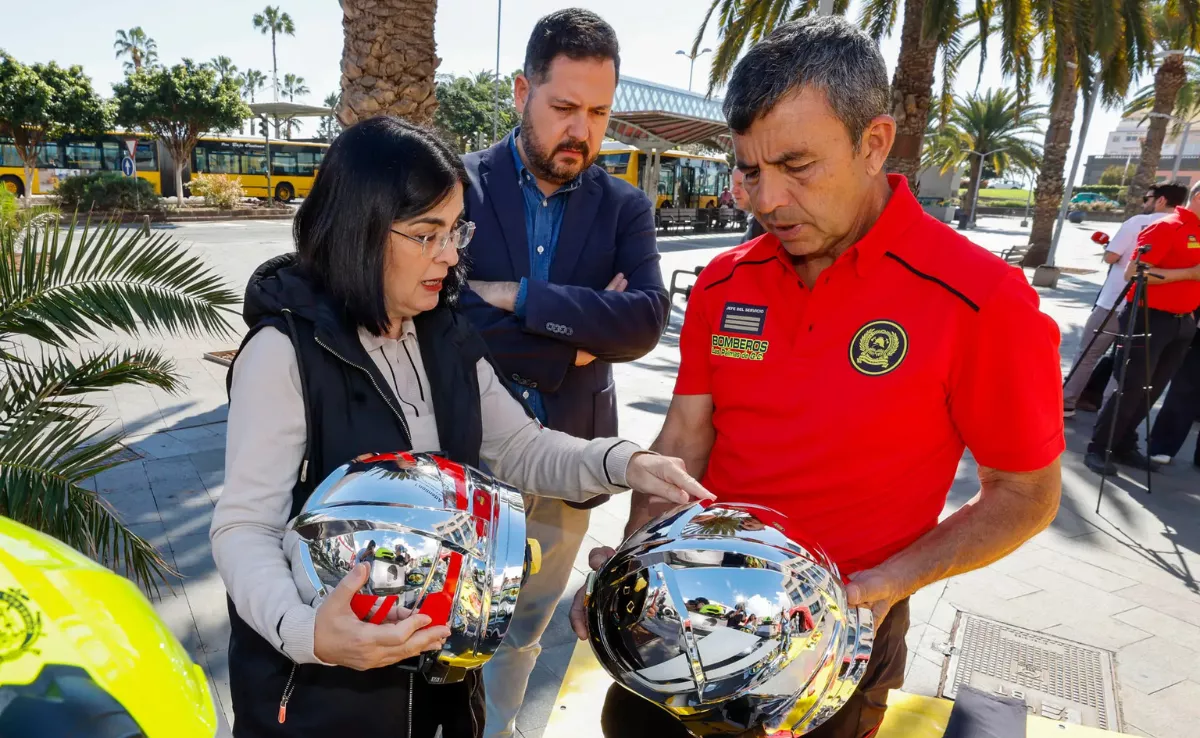 Josué Íñiguez y Carolina Darias presentan la renovación de los EPI / EFE - ELVIRA URQUIJO A.