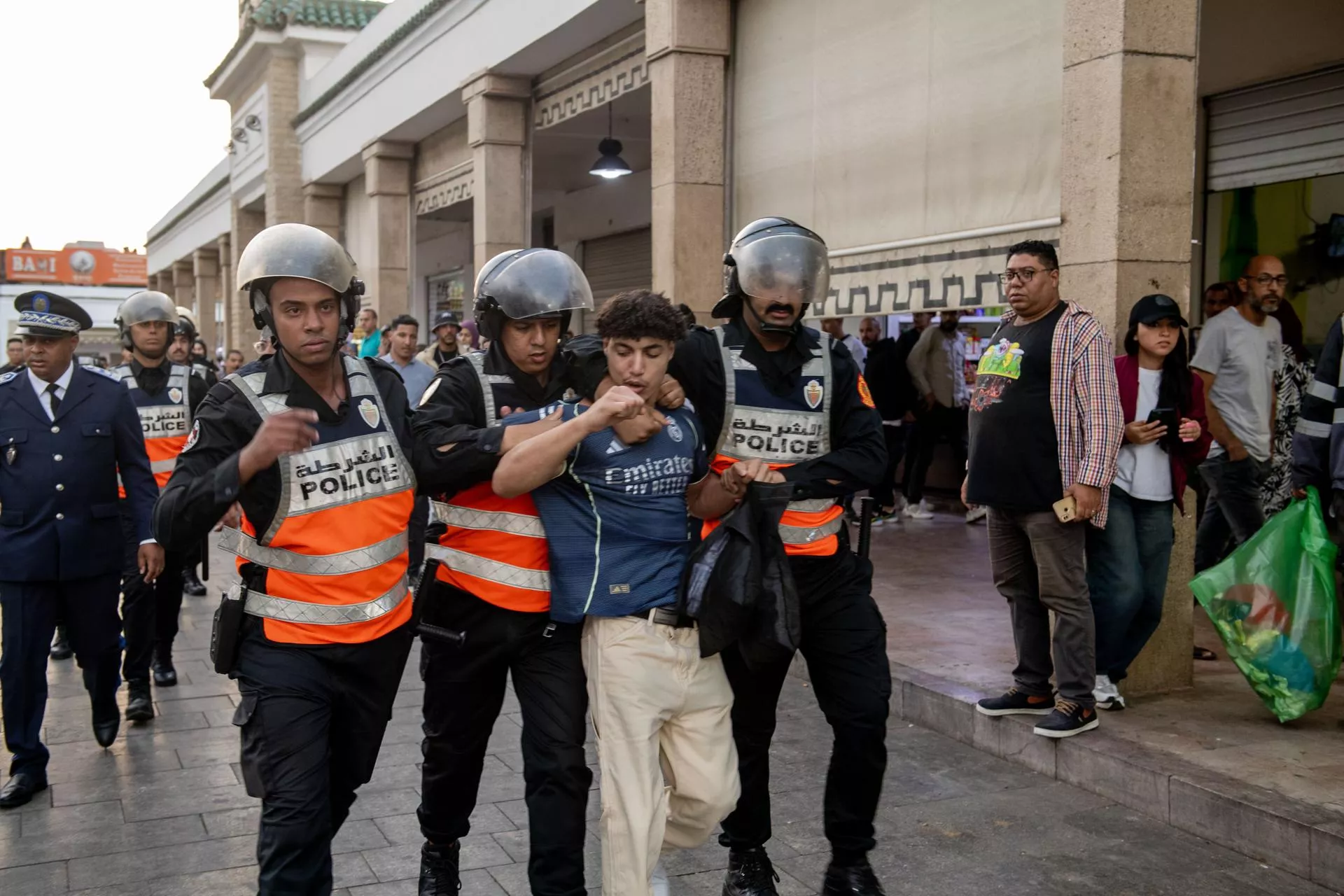 La generación Z de Marruecos desafía a su Gobierno: ¿cómo afecta a Canarias? En la imagen, un detenido en la jornada del sábado. / JALAL MORCHIDI-EPA-EFE
