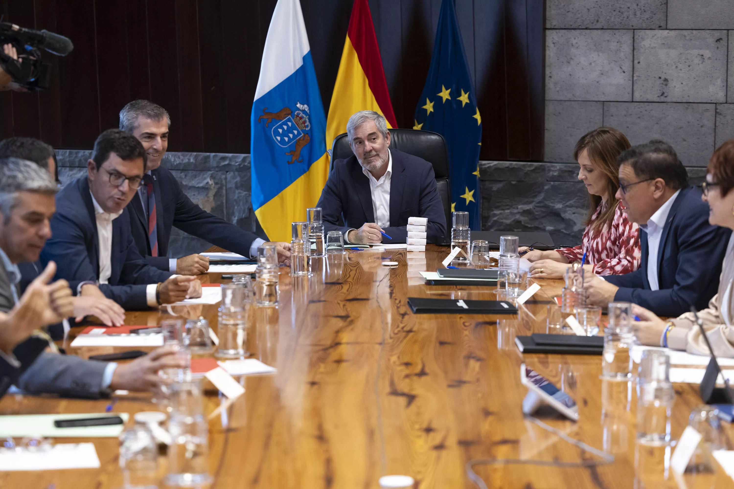 El presidente de Canarias, Fernando Clavijo (c), escucha a sus compañeros de Ejecutivo al inicio de la reunión que ha celebrado este lunes el Consejo de Gobierno en Santa Cruz de Tenerife. / EFE-MIGUEL BARRETO