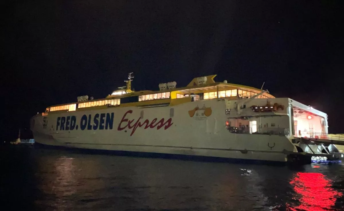 Barco de Fred. Olsen con las luces atenuadas. /Cedida