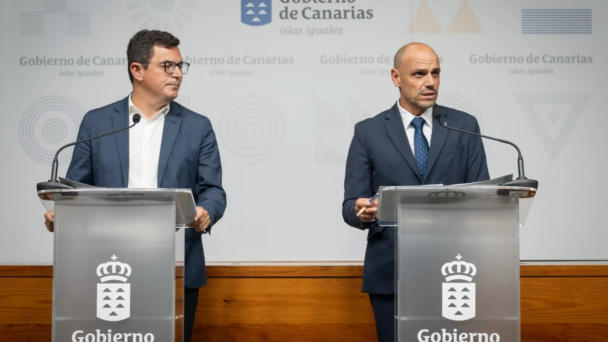 El consejero de Movilidad, Pablo Rodríguez, y el portavoz del Gobierno de Canarias, Alfonso Cabello. / CEDIDA