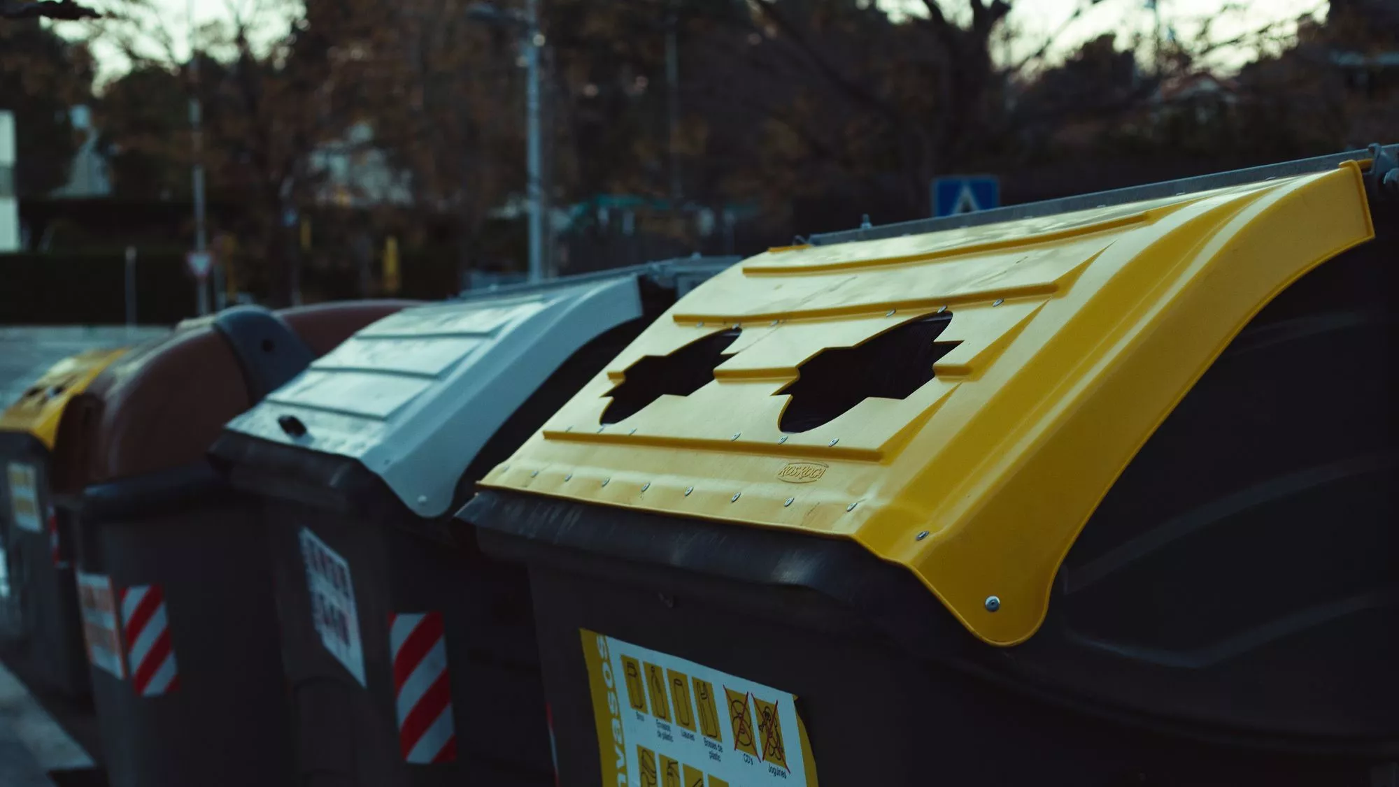 Imagen de archivo de varios contenedores de basura. / IMAGEN DE LA RED