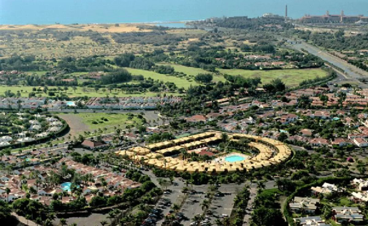 Vista general del campo de golf de Maspalomas y de las urbanizaciones anexas, que es donde se ubican los suelos expropiados por el Ayuntamiento de San Bartolomé de Tirajana y el Gobierno de Canarias. / AH 