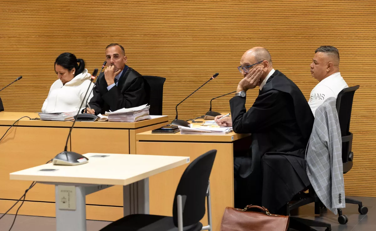 J. B.S. e Y. R. S. durante el jucio celebrado en la Audiencia de Las Palmas por matar a un anciano para robarle la pensión. EFE / Quique Curbelo