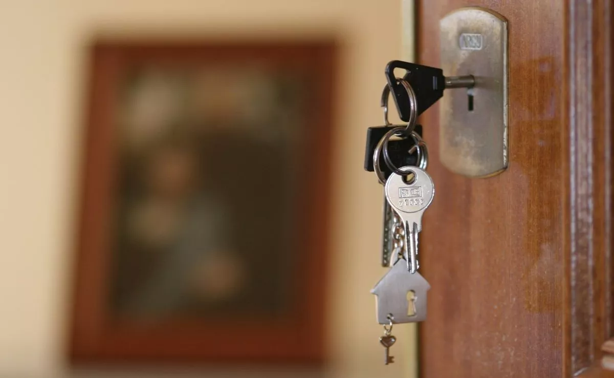 Llave en la puerta de una casa. /PxHere