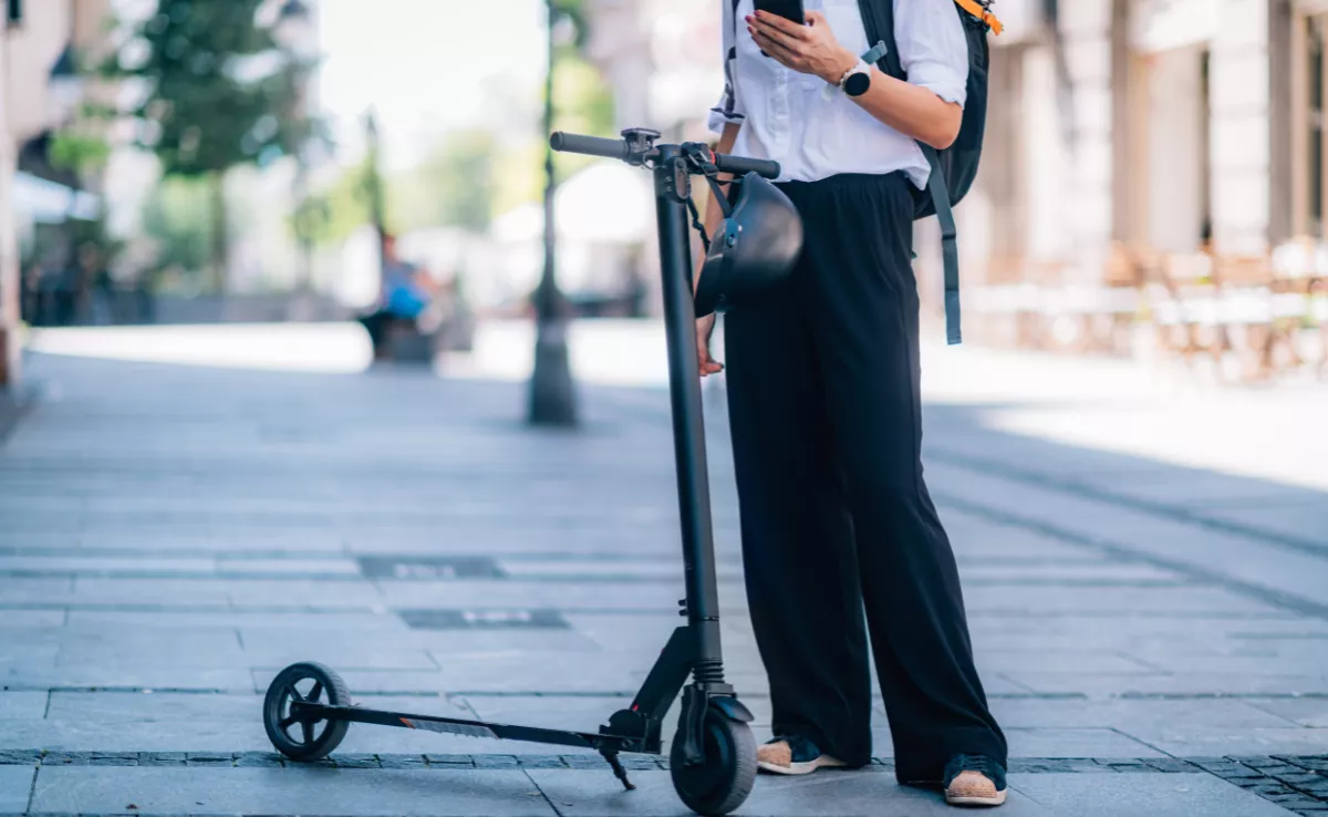 Imagen de una persona con un patinete eléctrico / CANVA
