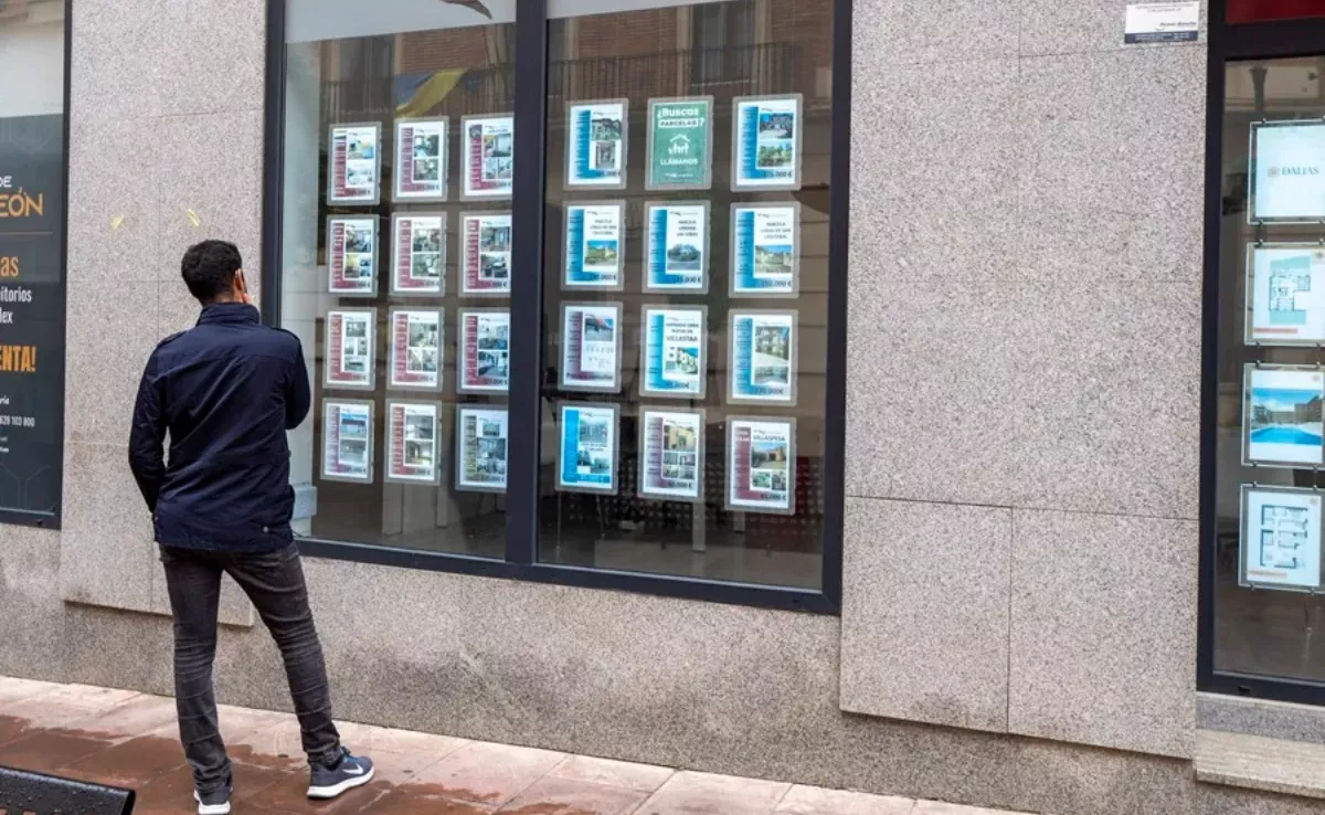 Imagen de una persona revisando el precio de las viviendas / EFE