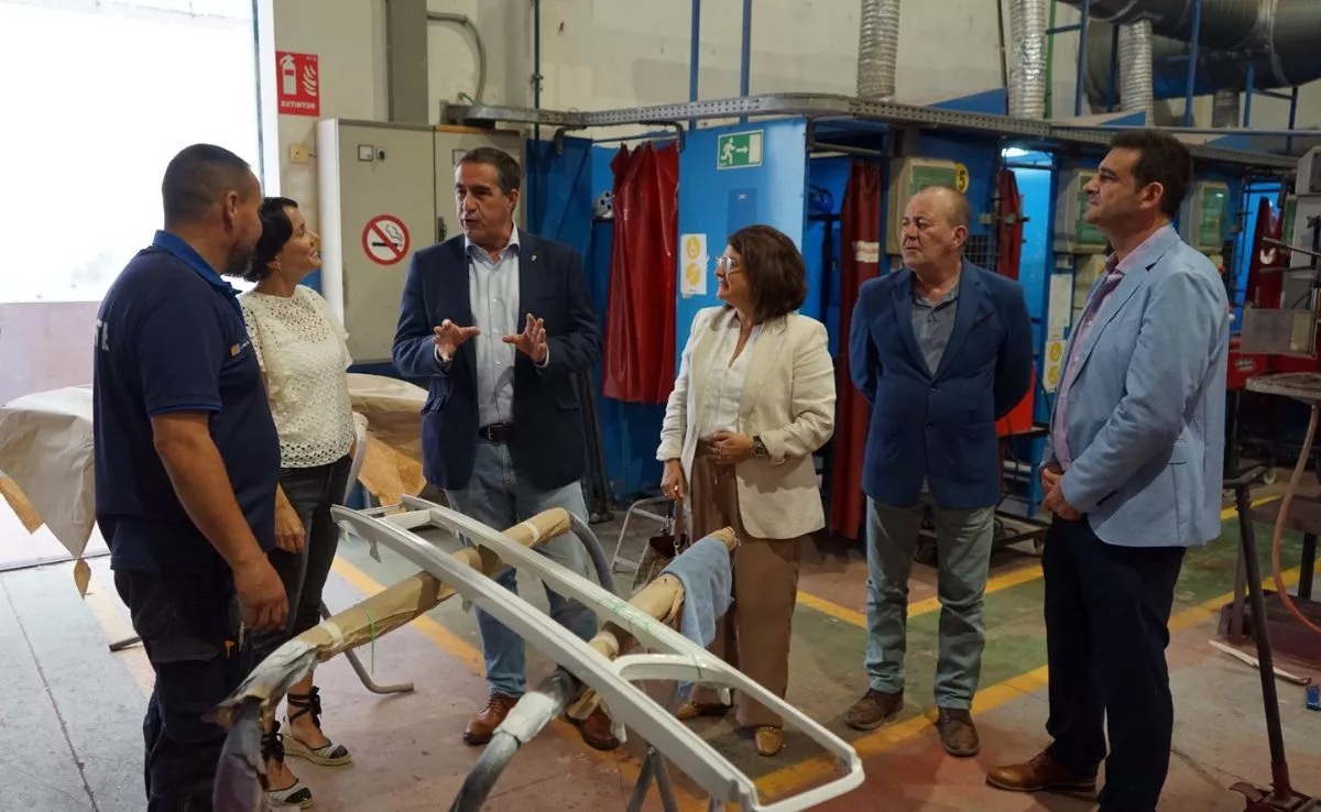 El viceconsejero de Bienestar Social, Francisco Candil, y la presidenta de FEMEPA, Patricia Jiménez, firman un Convenio para formar a jóvenes extutelados en oficios industriales del metal. /Cedida