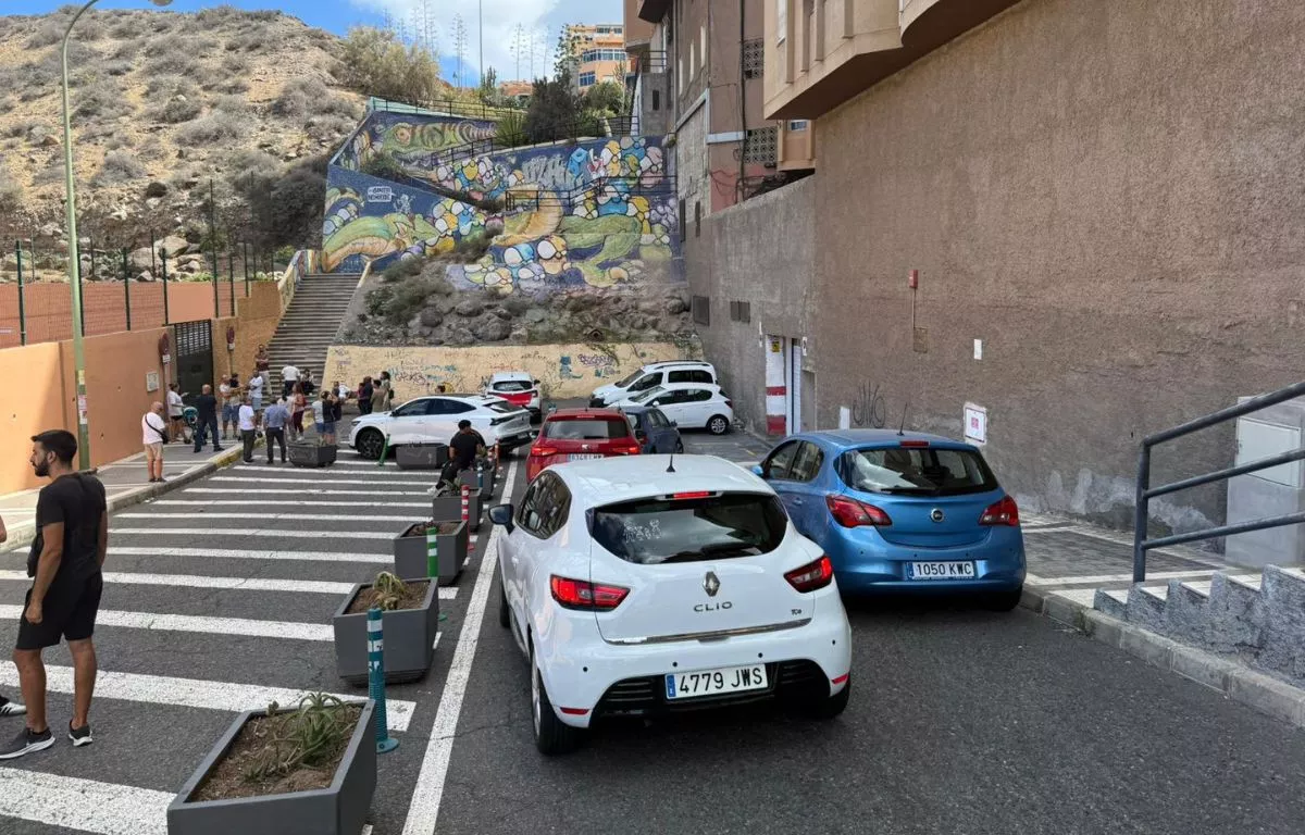 Tráfico en la entrada del CEIP Mesa Y López, en Las Palmas de Gran Canaria. CEDIDA