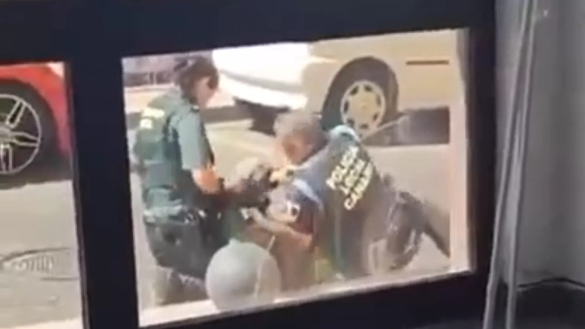 Momento del forcejeo del joven que fue disparado en La Gomera este lunes. / VÍDEO