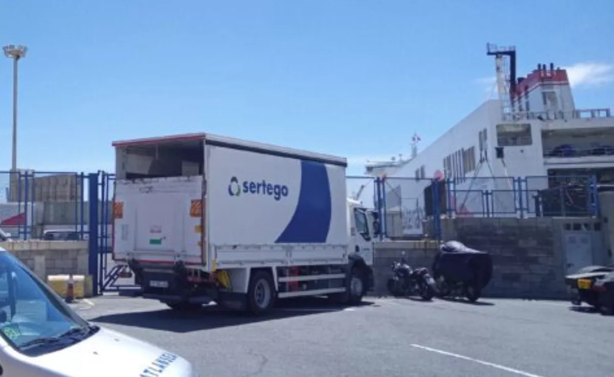 Un camión de Sertego en un puerto de Canarias./ ARCHIVO