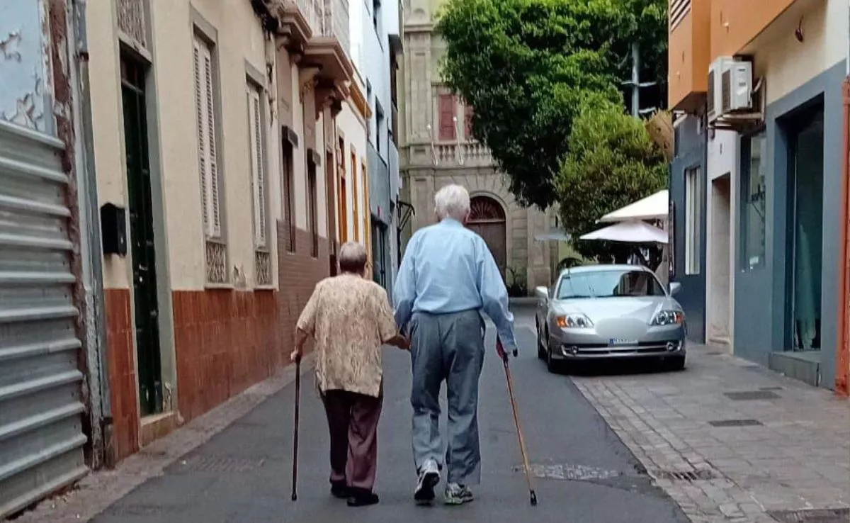Dos personas mayores caminan juntas|TERECOELLO