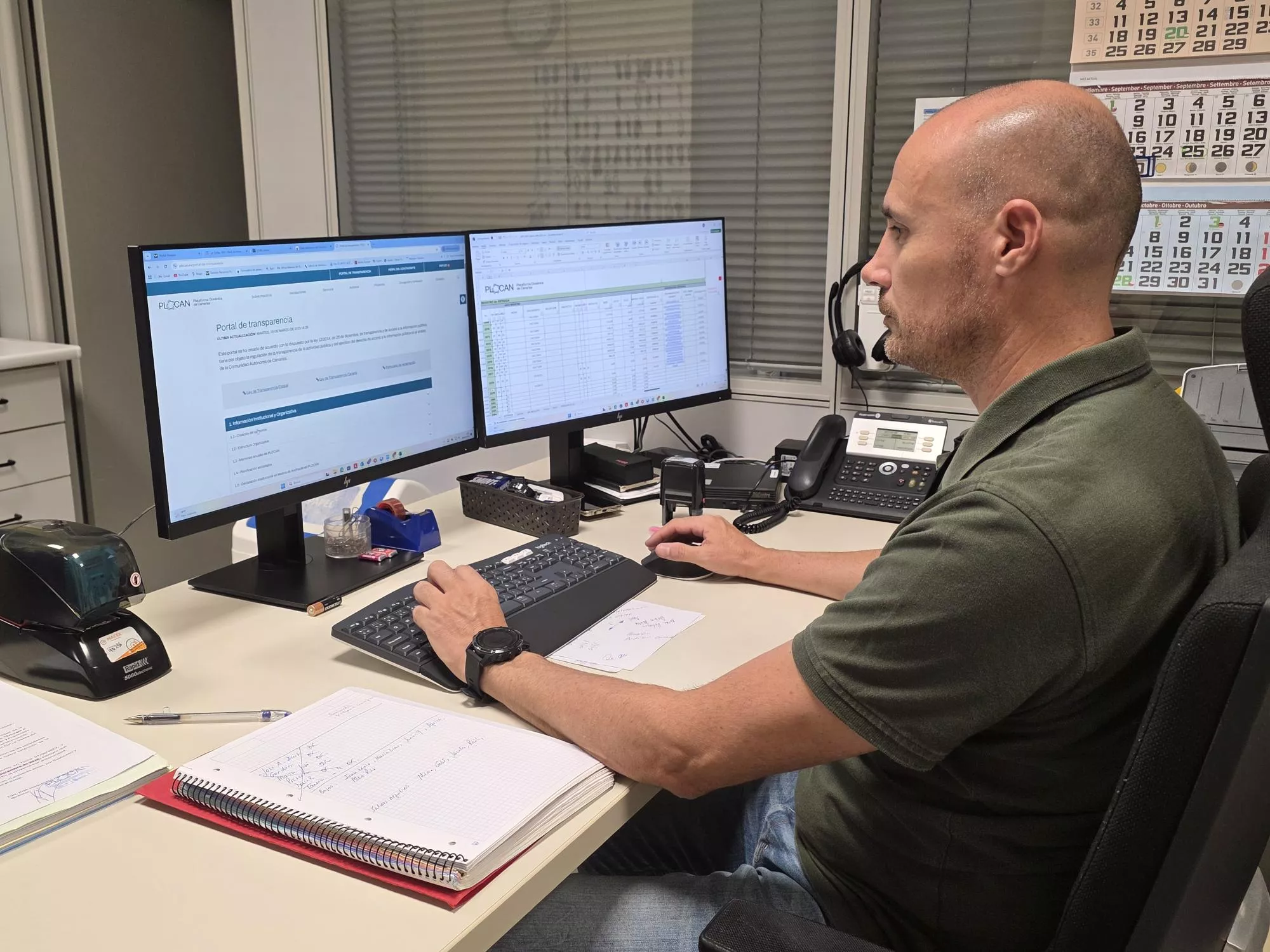 Un trabajador con la nueve sede electrónica de Plocan. / CEDIDA