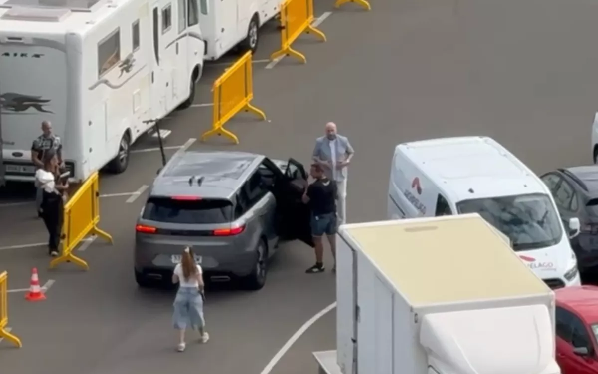 John Travolta abandona el set de rodaje en el Muelle Deportivo. / AH