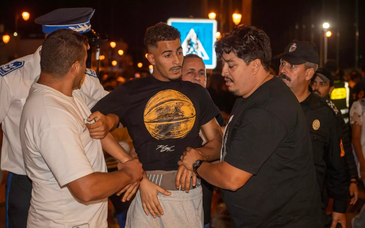Inshallah ‘haiga’ futuro . En la imagen, un detenido en las revueltas de hace unas semanas en Marruecos. / JALAL MORCHIDI-EPA-EFE