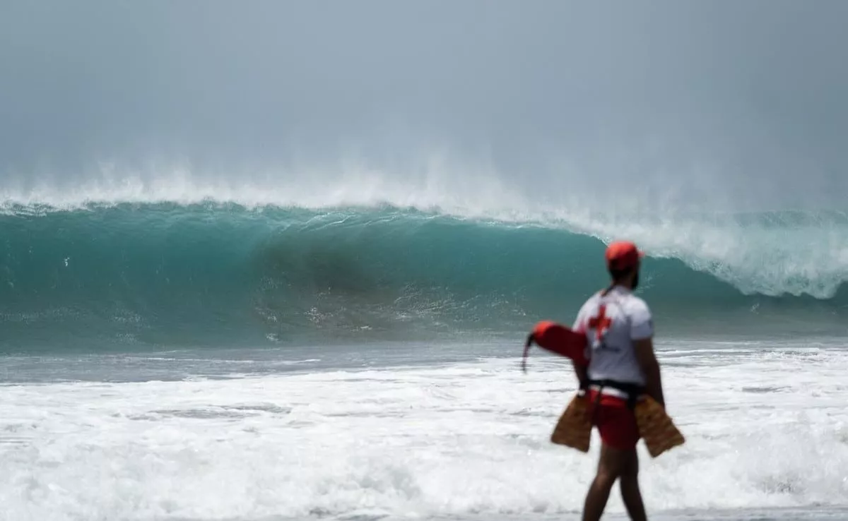 Socorrista en playa con gran oleaje. /Redes