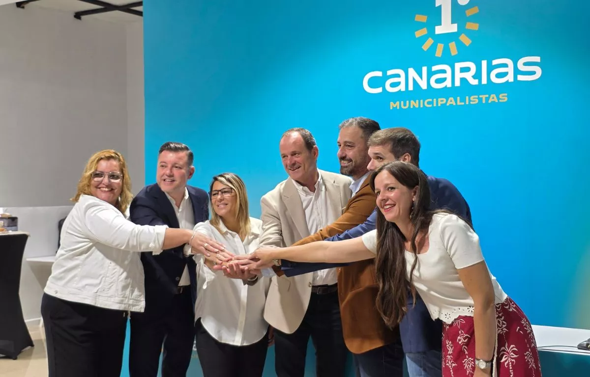 Foto de familia de Primero Canarias con la presencia del alcalde de Telde, Juan Antonio Peña y el consejero del Cabildo Daniel Reyes. ALBERTO LEY AH