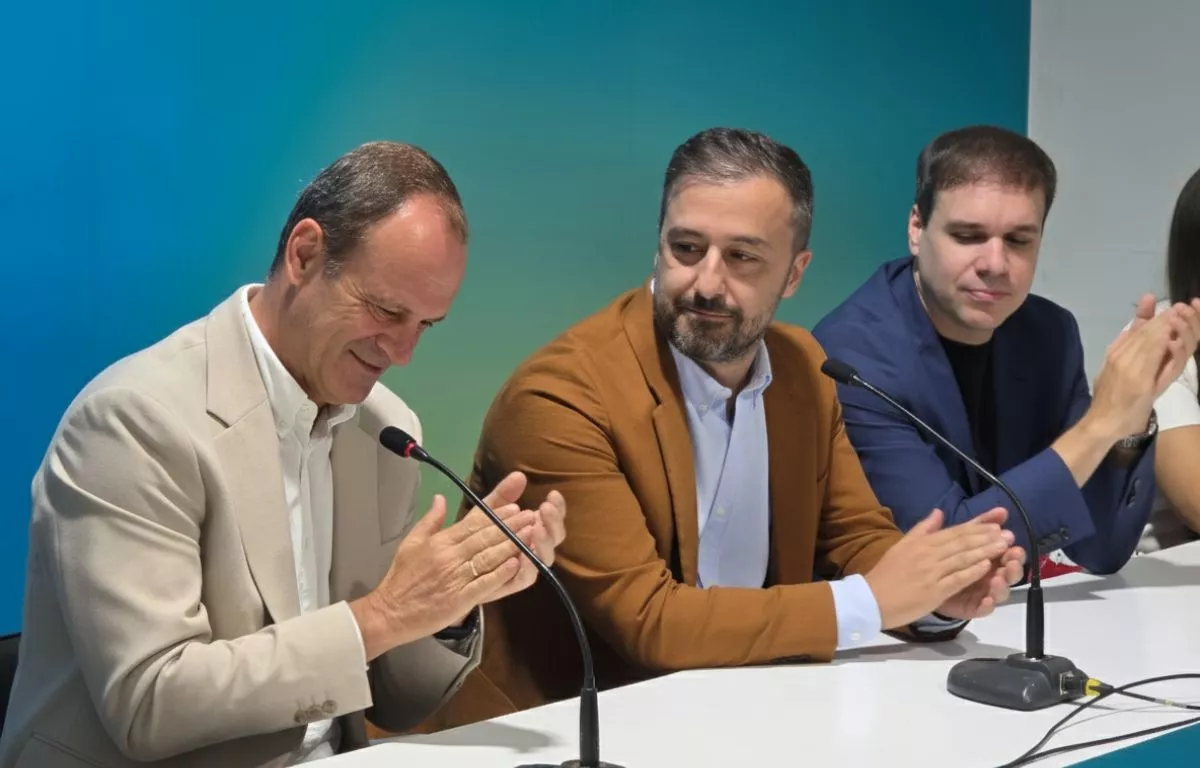 El presidente de Primero Canarias, Óscar Hernández, junto con el alcalde de Telde, Juan Antonio Peña, y el consejero del Cabildo, Daniel Reyes (CIUCA). AH- ALBERTO LEY